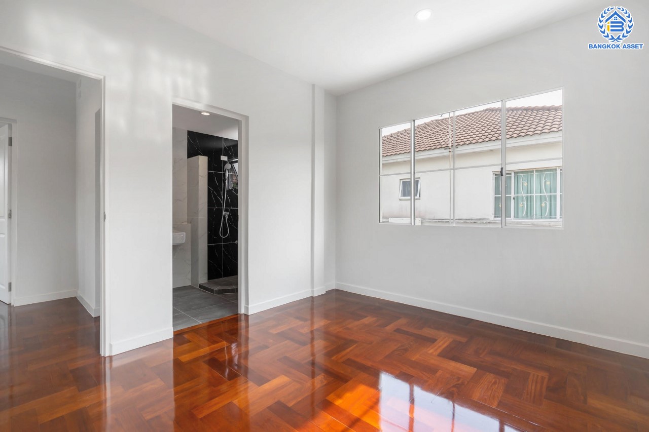 บ้านมือสองตกแต่งใหม่ แบรนด์ LH ม.มัณฑนา พุทธมณฑล-ปิ่นเกล้า หลังมุม เนื้อที่ 66.7 ตร.ว. ฟังก์ชันจัดเต็ม 3 ห้องนอน 3 ห้องน้ำ จอดรถได้ 2 คัน Facilities ครบครัน! บนทำเลดีที่สุด ใกล้ทางคู่ขนานลอยฟ้าบรมราชชนนี เชื่อมต่อถนนหลักหลายเส้นสาย, ม.มหิดล, เซ็นทรัลศาลายา ฯลฯ